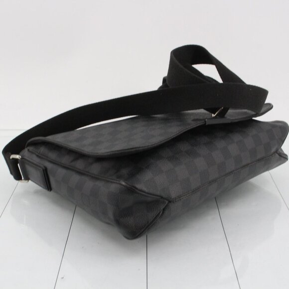Louis Vuitton Damier Graphite Messenger Shoulder Bag - Picture 4 of 9